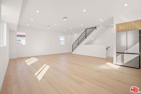 Photo of 1709 S Burnside Avenue, Los Angeles, CA 90019 (MLS # 25607281)