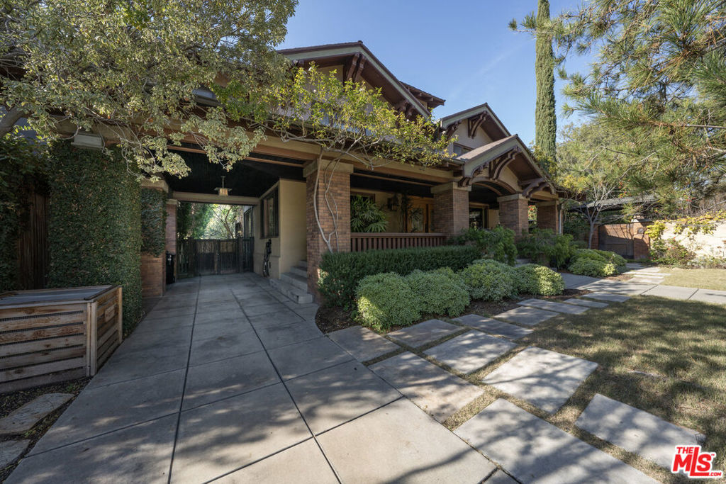 Properties 3 111 S Van Ness Avenue