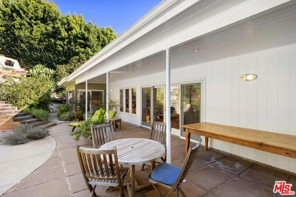 Los Angeles, California 90049, United States, 4 Bedrooms Bedrooms, ,5 BathroomsBathrooms,Residential,Active,251534