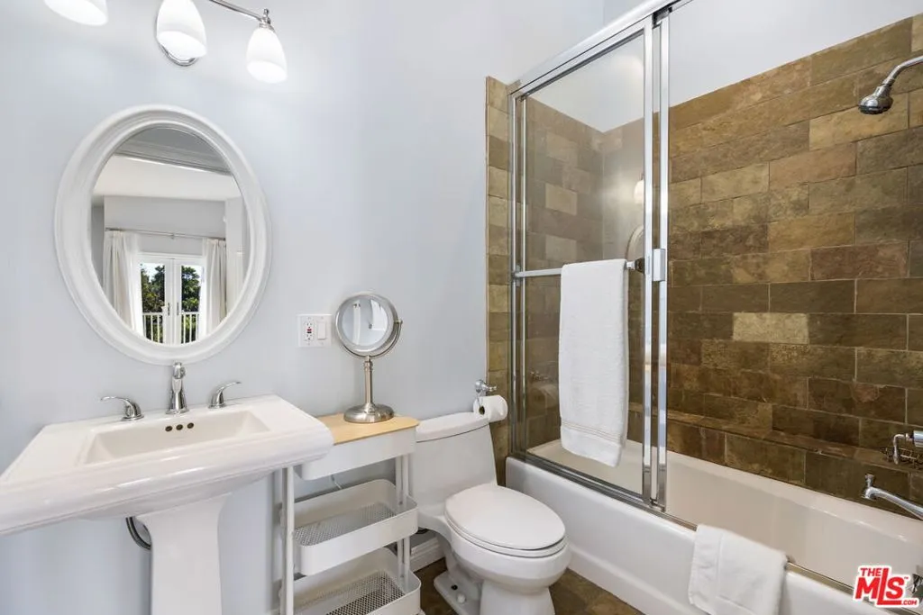 Los Angeles, California 90049, United States, 4 Bedrooms Bedrooms, ,5 BathroomsBathrooms,Residential,Active,251534