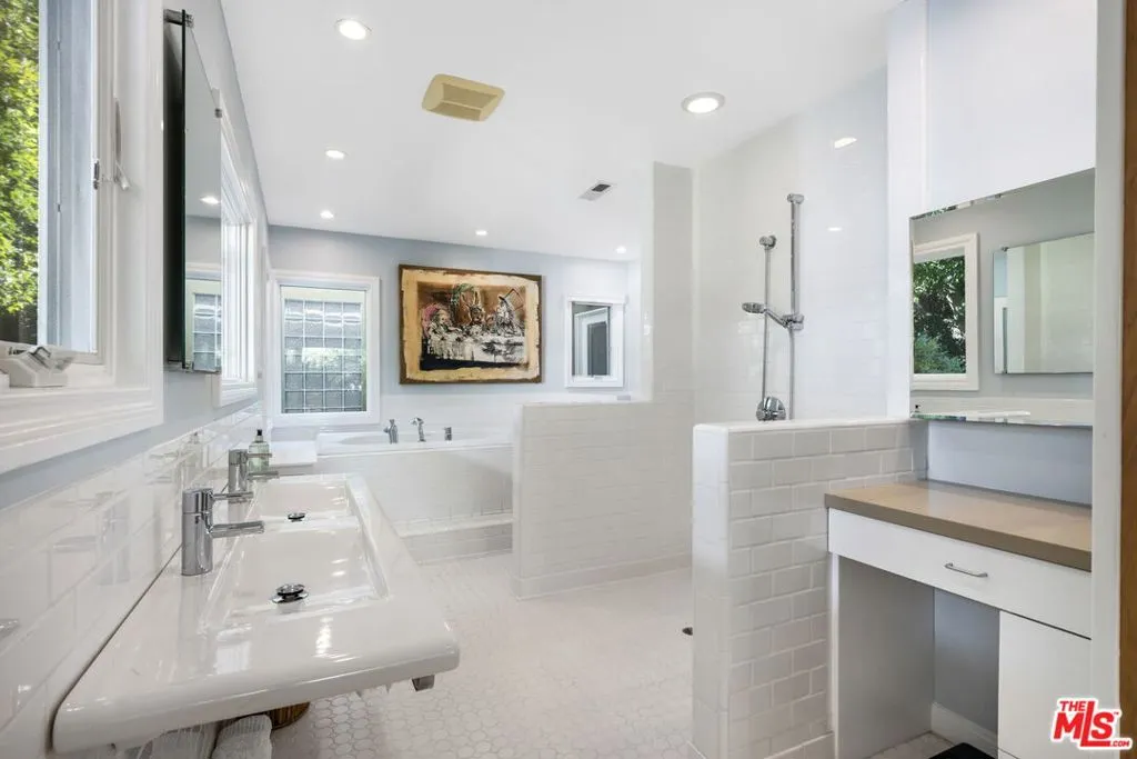 Los Angeles, California 90049, United States, 4 Bedrooms Bedrooms, ,5 BathroomsBathrooms,Residential,Active,251534