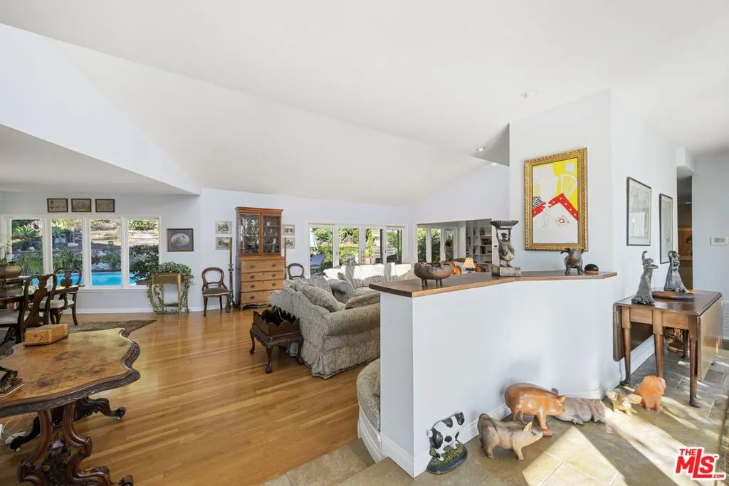 Los Angeles, California 90049, United States, 4 Bedrooms Bedrooms, ,5 BathroomsBathrooms,Residential,Active,251534