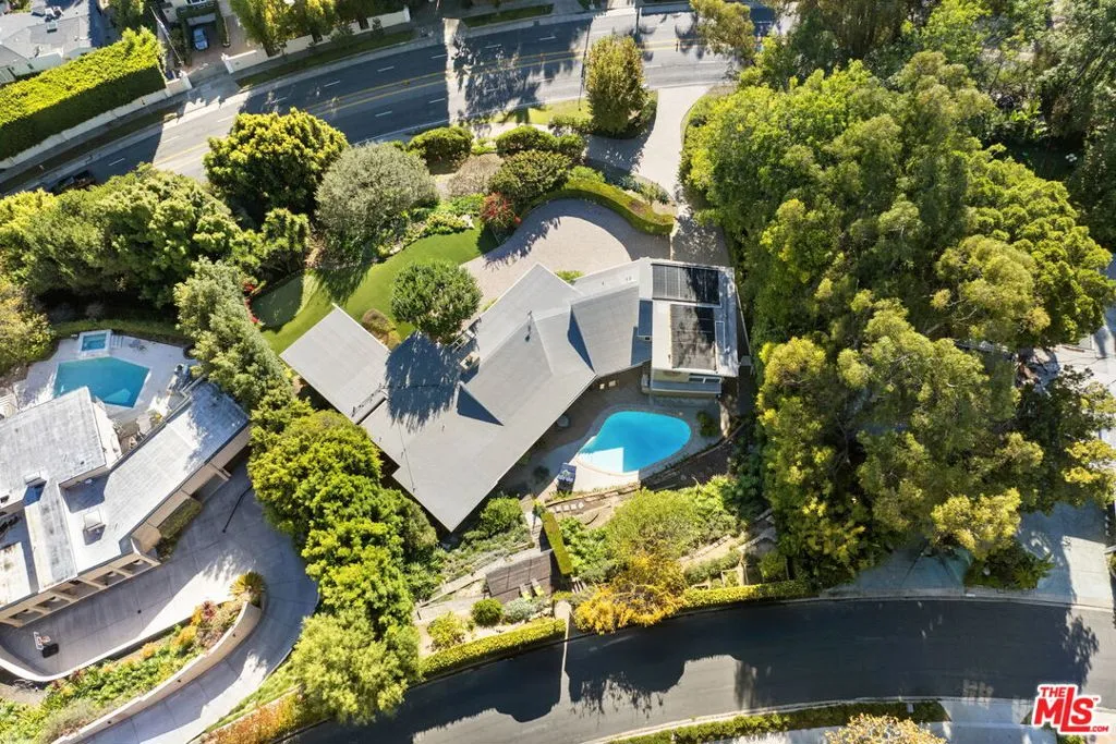 Los Angeles, California 90049, United States, 4 Bedrooms Bedrooms, ,5 BathroomsBathrooms,Residential,Active,251534