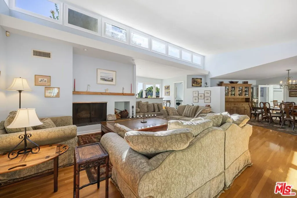 Los Angeles, California 90049, United States, 4 Bedrooms Bedrooms, ,5 BathroomsBathrooms,Residential,Active,251534