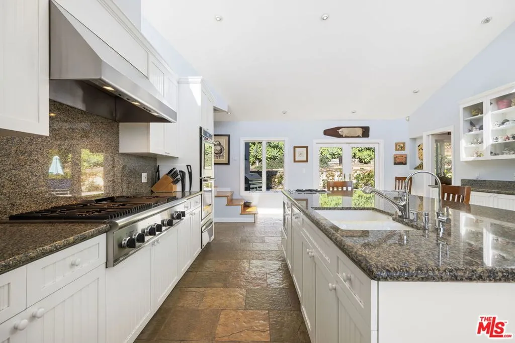 Los Angeles, California 90049, United States, 4 Bedrooms Bedrooms, ,5 BathroomsBathrooms,Residential,Active,251534