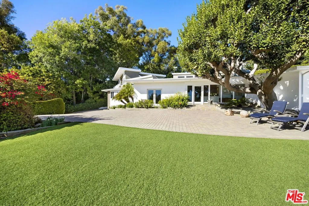 Los Angeles, California 90049, United States, 4 Bedrooms Bedrooms, ,5 BathroomsBathrooms,Residential,Active,251534