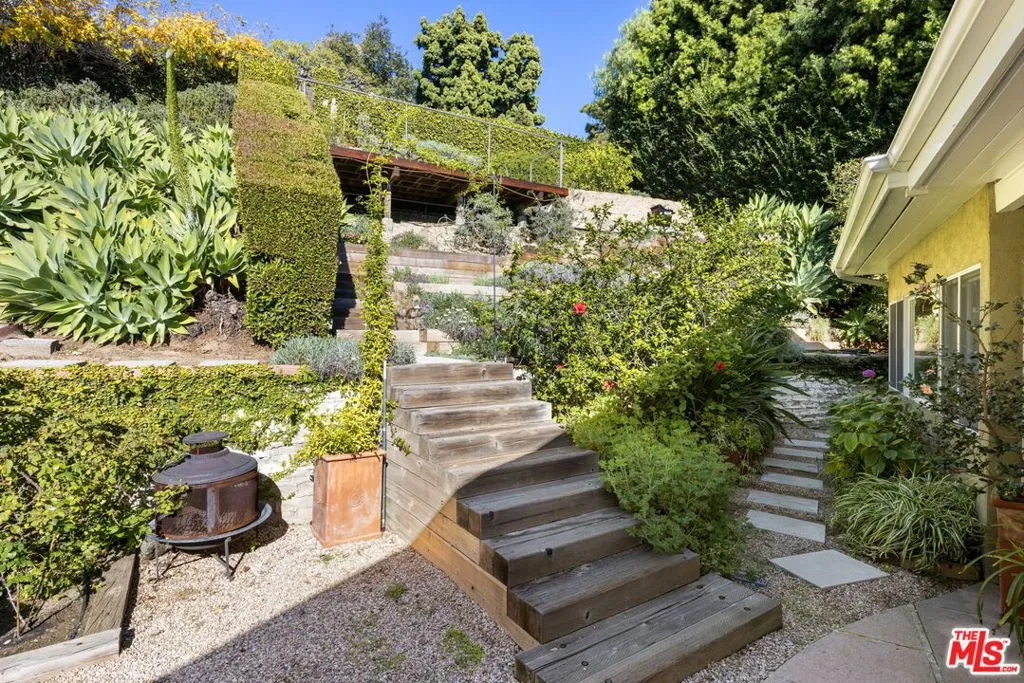 Los Angeles, California 90049, United States, 4 Bedrooms Bedrooms, ,5 BathroomsBathrooms,Residential,Active,251534