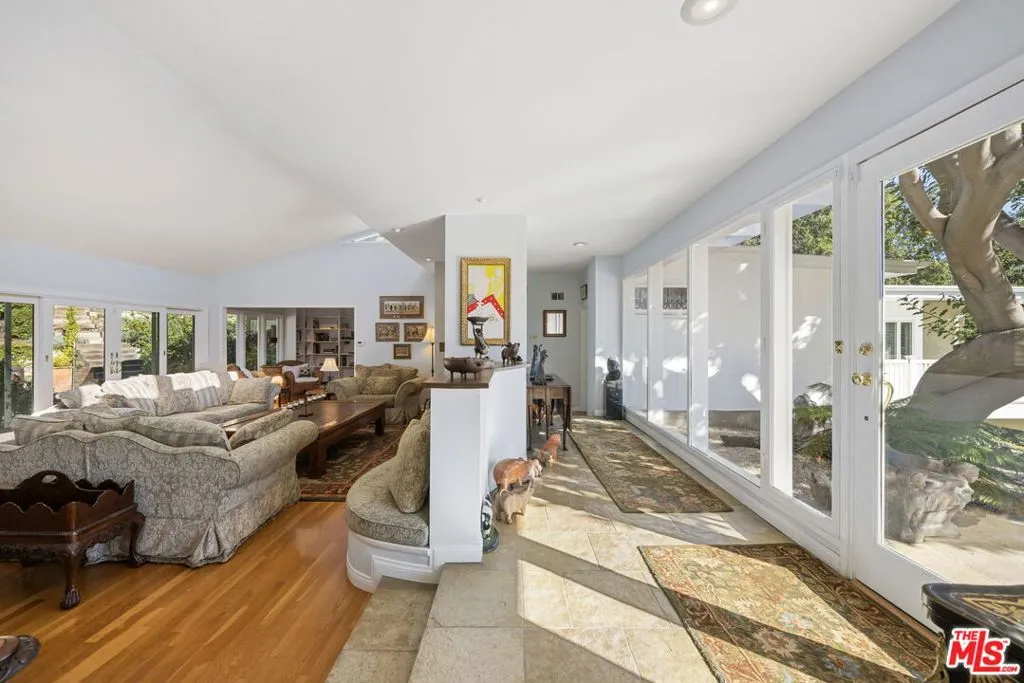 Los Angeles, California 90049, United States, 4 Bedrooms Bedrooms, ,5 BathroomsBathrooms,Residential,Active,251534