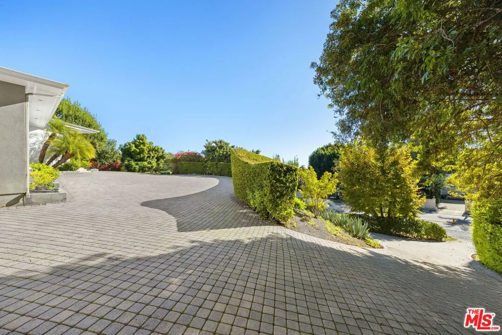 Los Angeles, California 90049, United States, 4 Bedrooms Bedrooms, ,5 BathroomsBathrooms,Residential,Active,251534