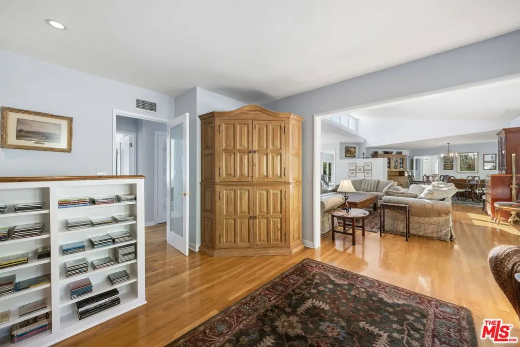 Los Angeles, California 90049, United States, 4 Bedrooms Bedrooms, ,5 BathroomsBathrooms,Residential,Active,251534