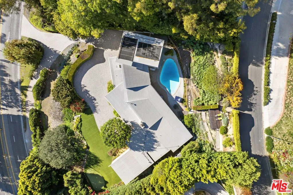 Los Angeles, California 90049, United States, 4 Bedrooms Bedrooms, ,5 BathroomsBathrooms,Residential,Active,251534