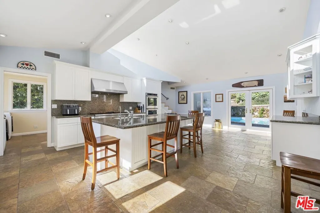 Los Angeles, California 90049, United States, 4 Bedrooms Bedrooms, ,5 BathroomsBathrooms,Residential,Active,251534