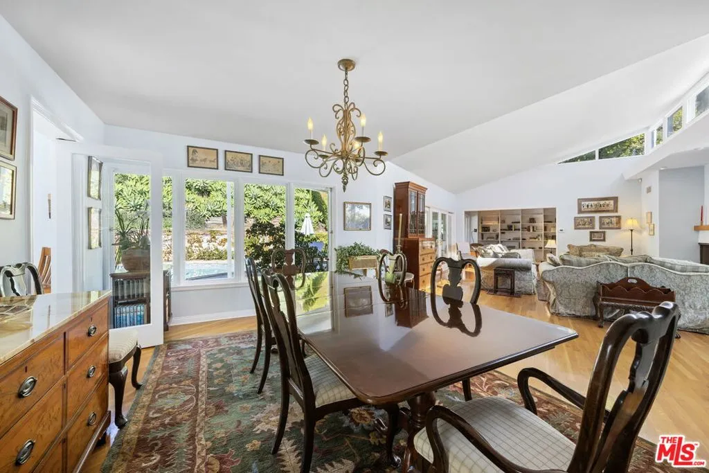 Los Angeles, California 90049, United States, 4 Bedrooms Bedrooms, ,5 BathroomsBathrooms,Residential,Active,251534