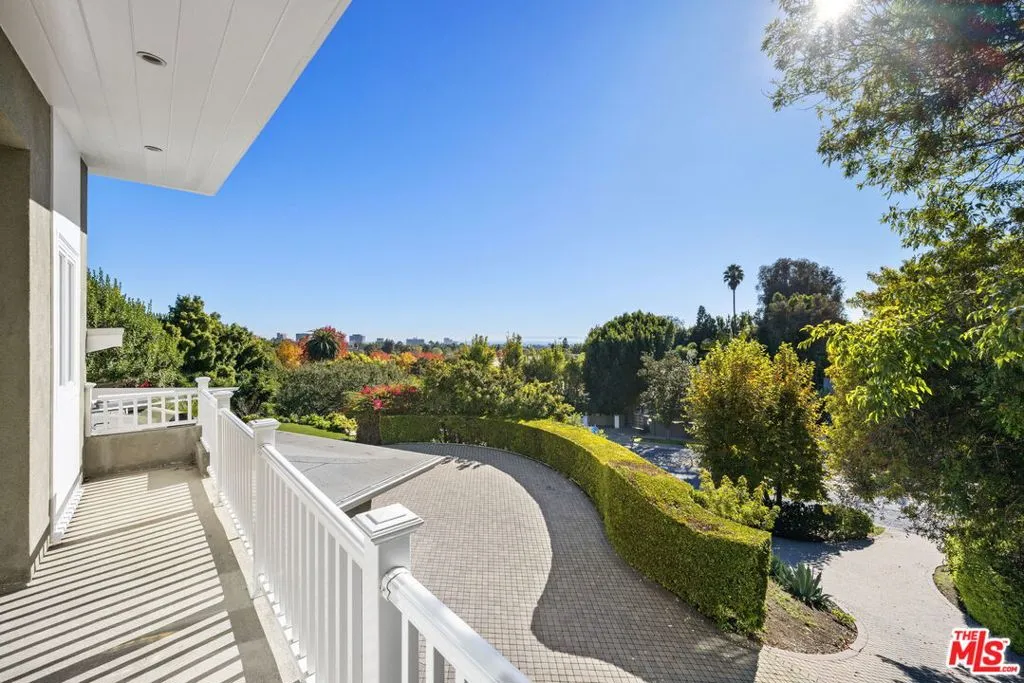 Los Angeles, California 90049, United States, 4 Bedrooms Bedrooms, ,5 BathroomsBathrooms,Residential,Active,251534