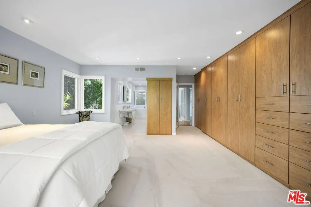 Los Angeles, California 90049, United States, 4 Bedrooms Bedrooms, ,5 BathroomsBathrooms,Residential,Active,251534