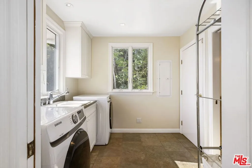 Los Angeles, California 90049, United States, 4 Bedrooms Bedrooms, ,5 BathroomsBathrooms,Residential,Active,251534