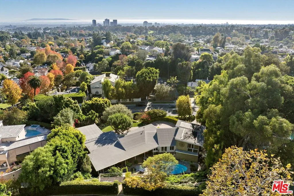 Los Angeles, California 90049, United States, 4 Bedrooms Bedrooms, ,5 BathroomsBathrooms,Residential,Active,251534