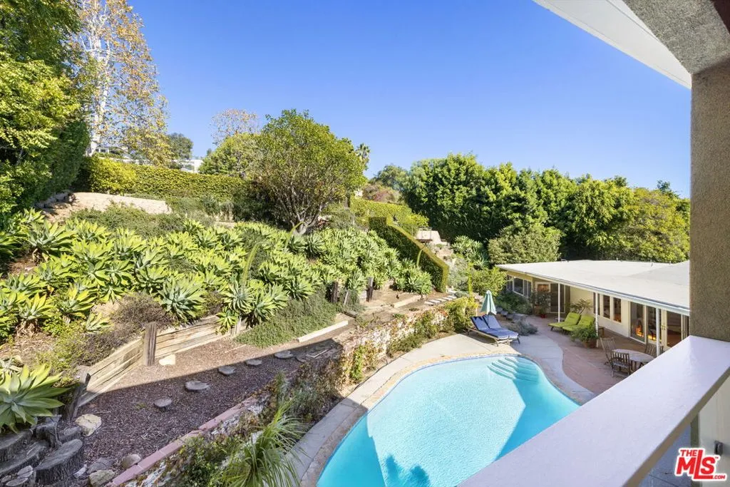 Los Angeles, California 90049, United States, 4 Bedrooms Bedrooms, ,5 BathroomsBathrooms,Residential,Active,251534