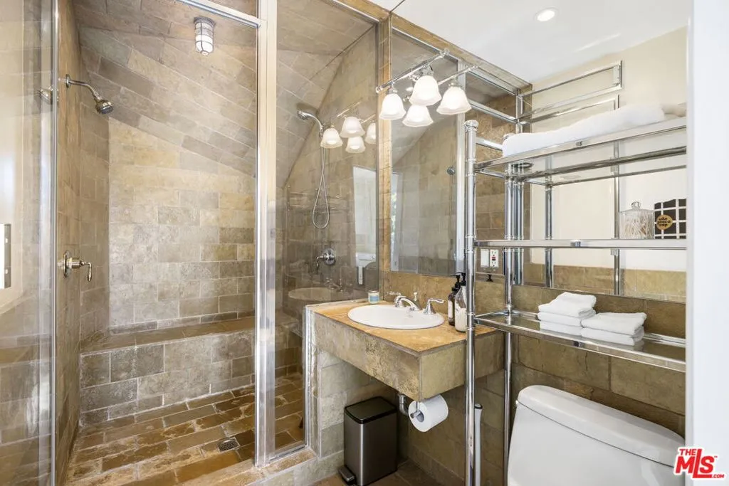 Los Angeles, California 90049, United States, 4 Bedrooms Bedrooms, ,5 BathroomsBathrooms,Residential,Active,251534