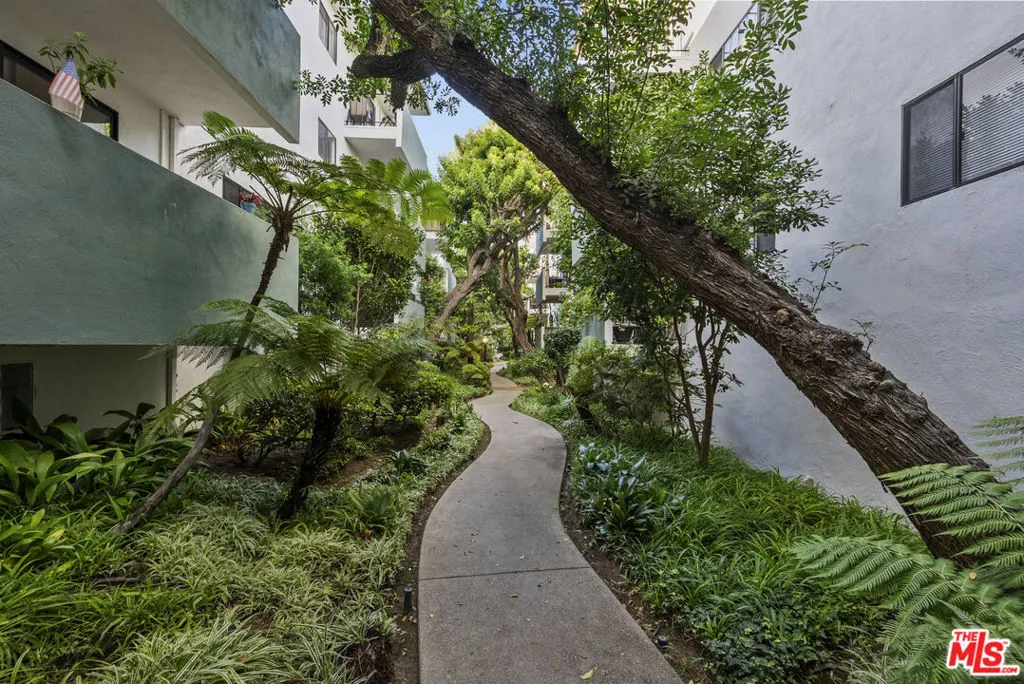 Los Angeles, California 90066, United States, 2 Bedrooms Bedrooms, ,2 BathroomsBathrooms,Residential,Active,217529