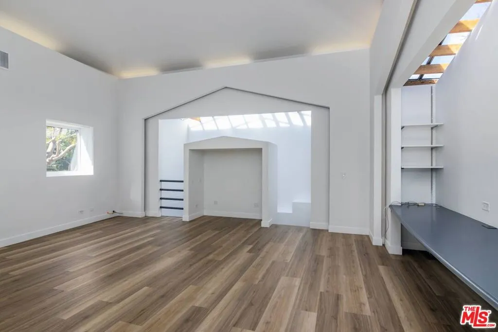 Studio City, California 91604, United States, 4 Bedrooms Bedrooms, ,3 BathroomsBathrooms,Residential,Active,221556