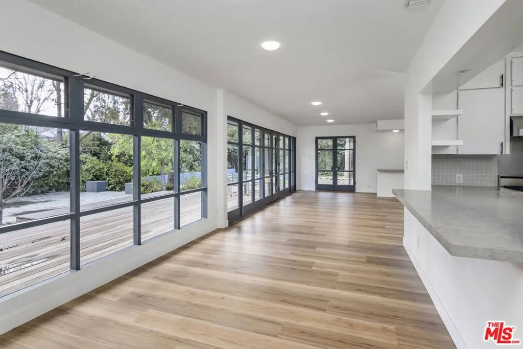 Studio City, California 91604, United States, 4 Bedrooms Bedrooms, ,3 BathroomsBathrooms,Residential,Active,221556