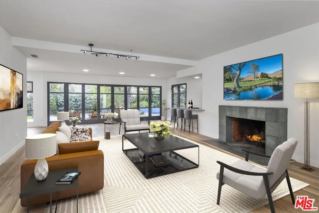 Studio City, California 91604, United States, 4 Bedrooms Bedrooms, ,3 BathroomsBathrooms,Residential,Active,221556