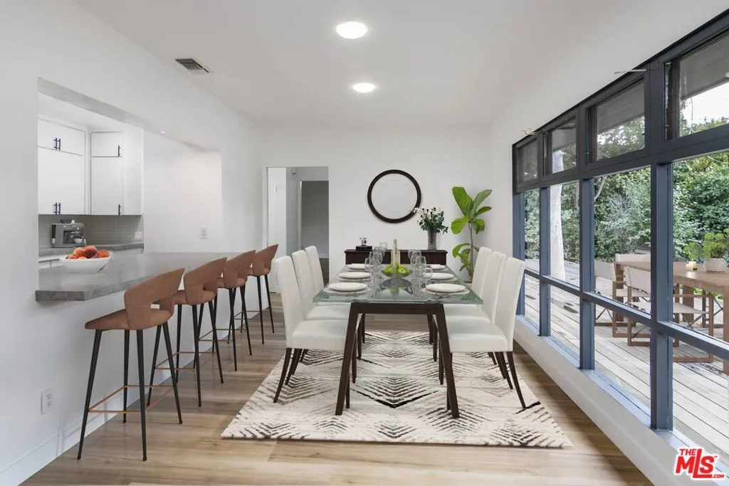 Studio City, California 91604, United States, 4 Bedrooms Bedrooms, ,3 BathroomsBathrooms,Residential,Active,221556