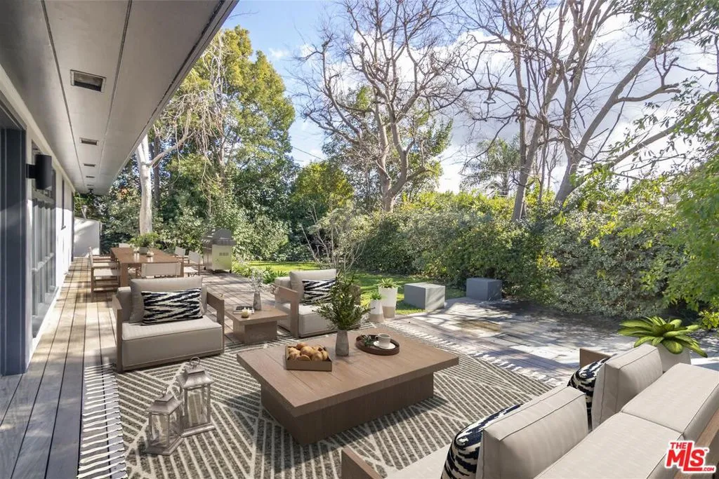 Studio City, California 91604, United States, 4 Bedrooms Bedrooms, ,3 BathroomsBathrooms,Residential,Active,221556