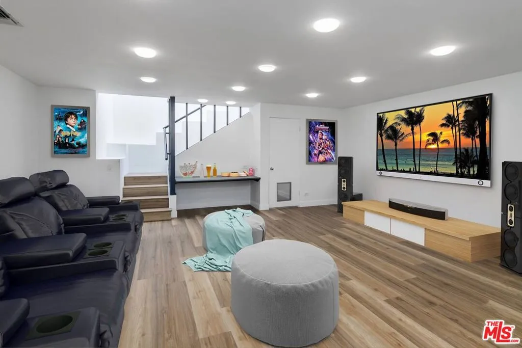 Studio City, California 91604, United States, 4 Bedrooms Bedrooms, ,3 BathroomsBathrooms,Residential,Active,221556