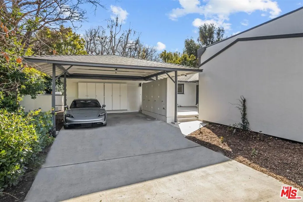 Studio City, California 91604, United States, 4 Bedrooms Bedrooms, ,3 BathroomsBathrooms,Residential,Active,221556