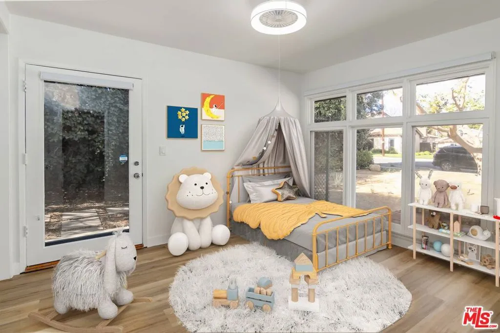 Studio City, California 91604, United States, 4 Bedrooms Bedrooms, ,3 BathroomsBathrooms,Residential,Active,221556