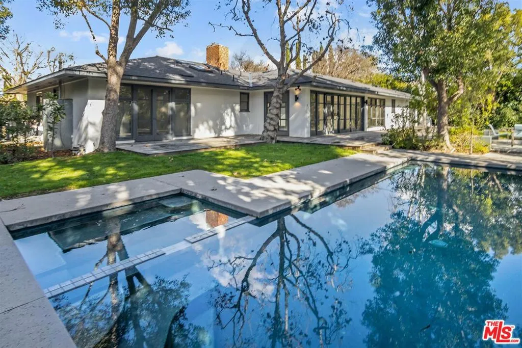 Studio City, California 91604, United States, 4 Bedrooms Bedrooms, ,3 BathroomsBathrooms,Residential,Active,221556