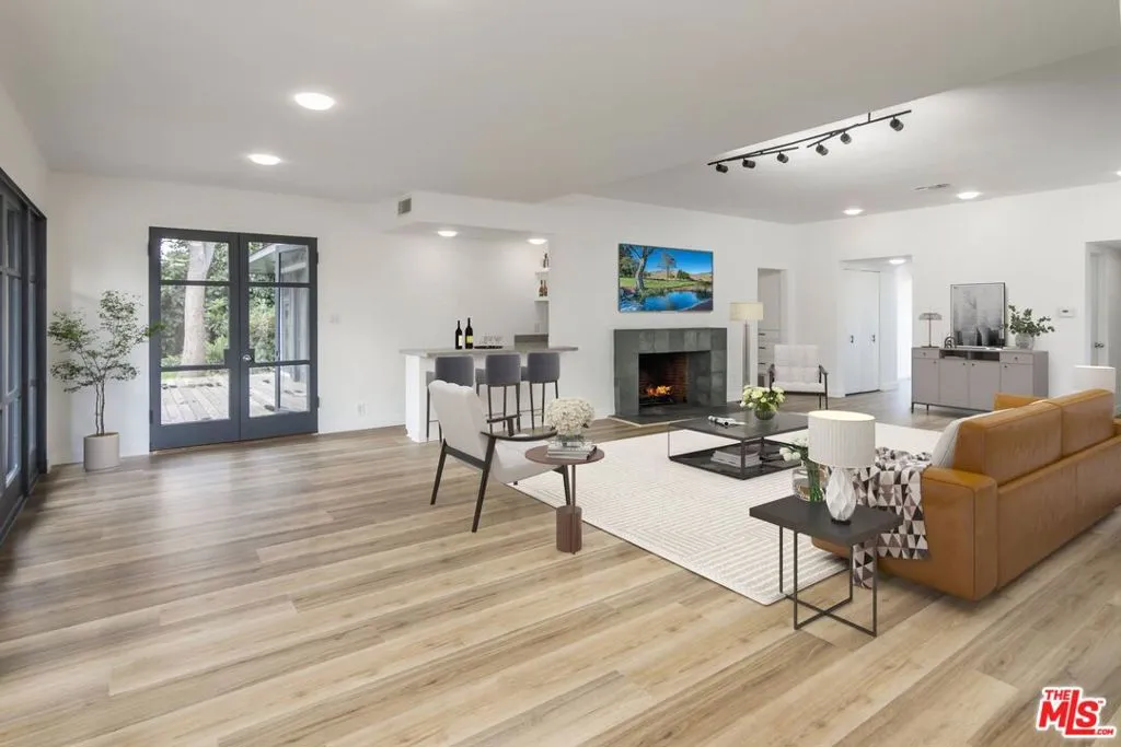 Studio City, California 91604, United States, 4 Bedrooms Bedrooms, ,3 BathroomsBathrooms,Residential,Active,221556