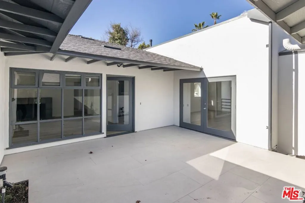 Studio City, California 91604, United States, 4 Bedrooms Bedrooms, ,3 BathroomsBathrooms,Residential,Active,221556