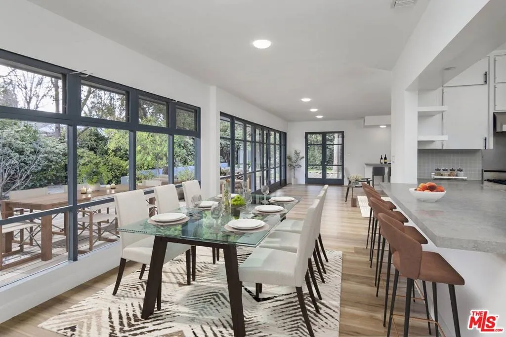 Studio City, California 91604, United States, 4 Bedrooms Bedrooms, ,3 BathroomsBathrooms,Residential,Active,221556