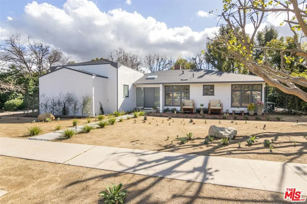 Studio City, California 91604, United States, 4 Bedrooms Bedrooms, ,3 BathroomsBathrooms,Residential,Active,221556