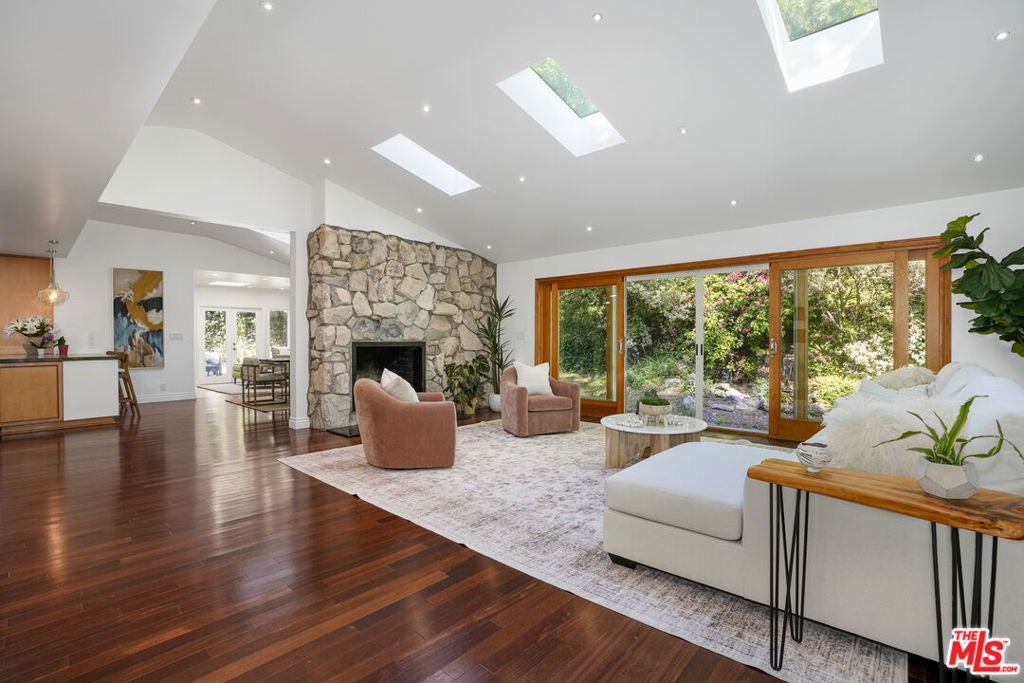 3452 Mandeville Canyon Road