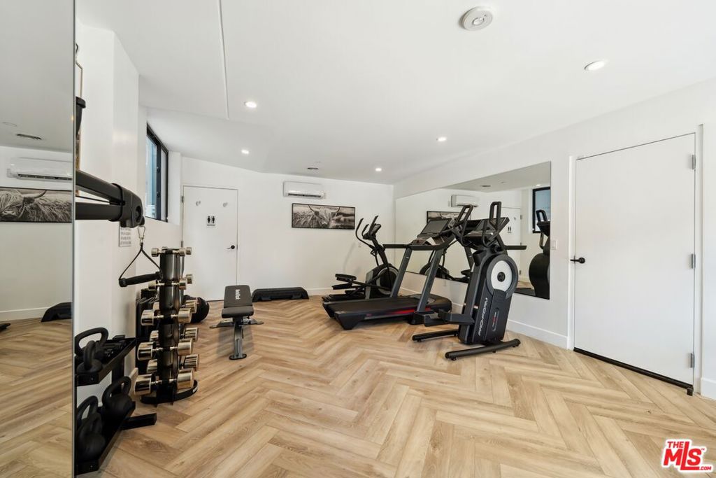 Properties 4 137 N Doheny Drive