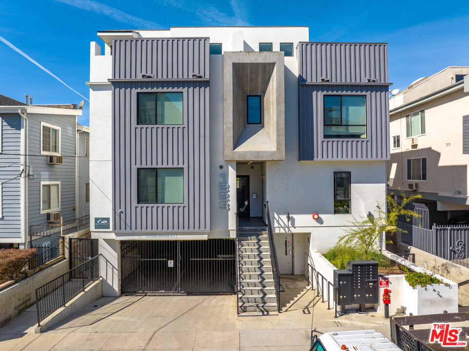 1223 N Edgemont Street