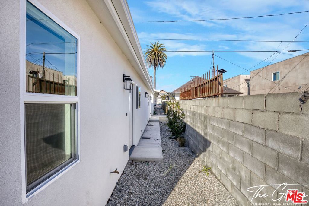 856 W 47th Street