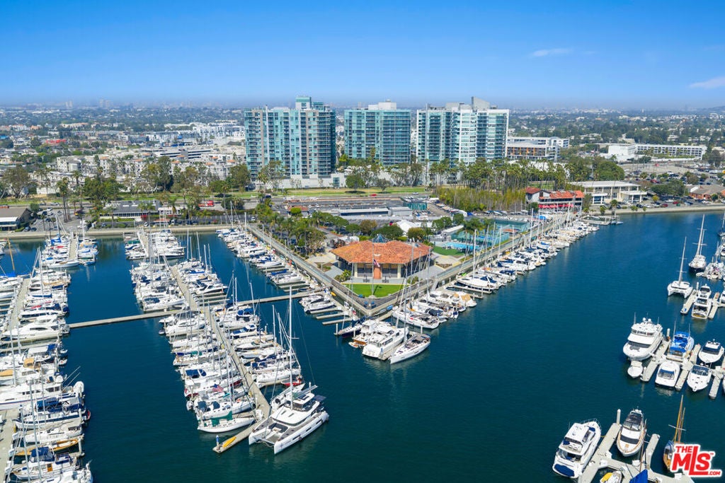 13700 Marina Pointe Drive 1126