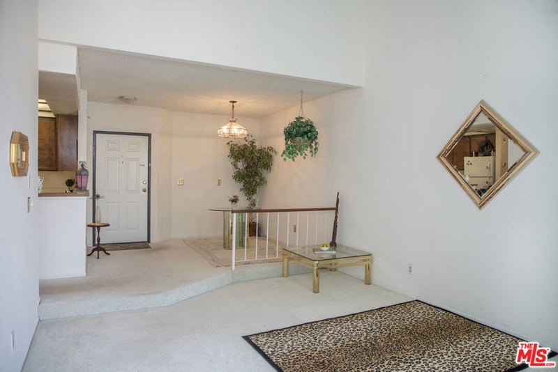 6323 Reseda Boulevard 44
