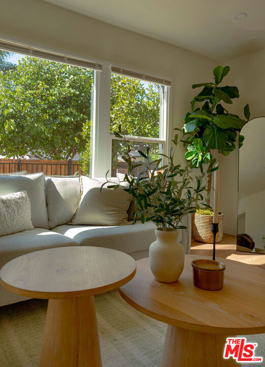 2046 1/2 S Burnside Avenue