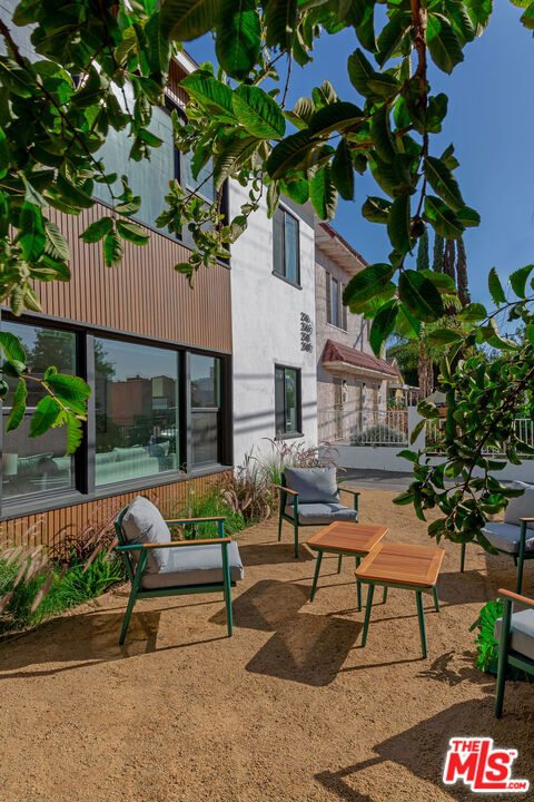 2046 1/2 S Burnside Avenue