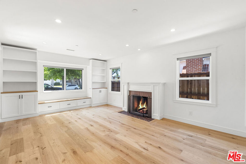Properties 4 420 N Frederic Street
