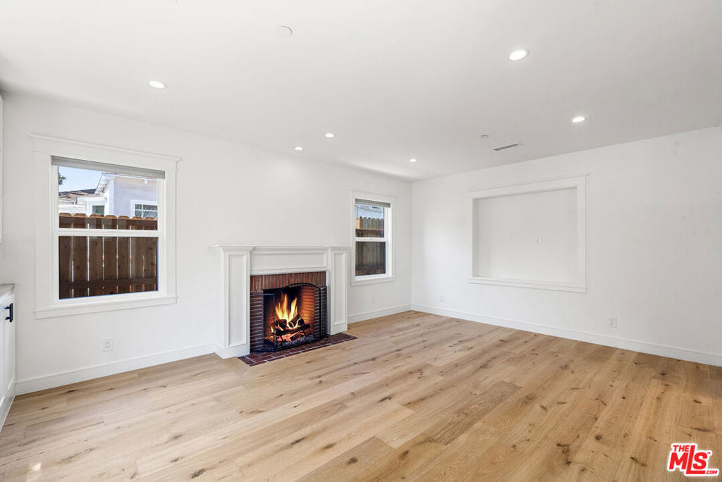 Properties 3 420 N Frederic Street