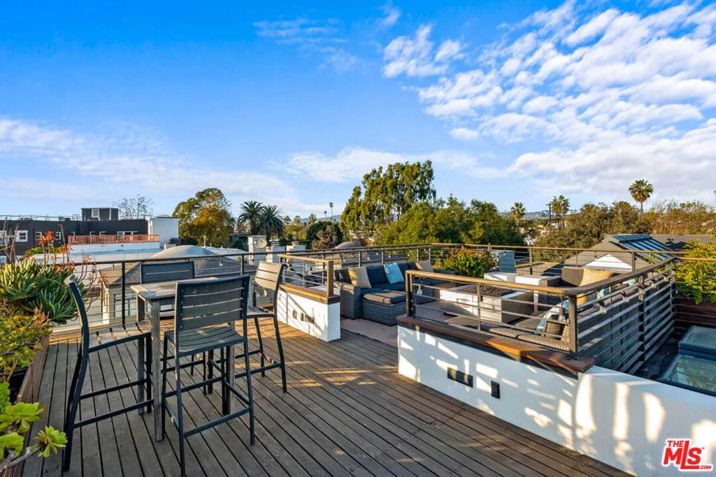 Venice, California 90291, United States, 3 Bedrooms Bedrooms, ,3 BathroomsBathrooms,Residential,Active,250664