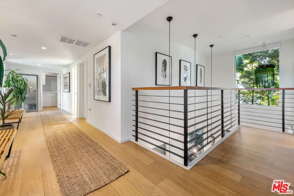 Venice, California 90291, United States, 3 Bedrooms Bedrooms, ,3 BathroomsBathrooms,Residential,Active,250664