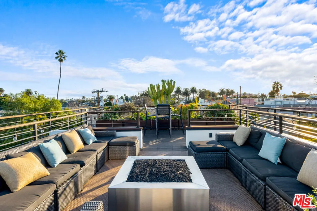 Venice, California 90291, United States, 3 Bedrooms Bedrooms, ,3 BathroomsBathrooms,Residential,Active,250664